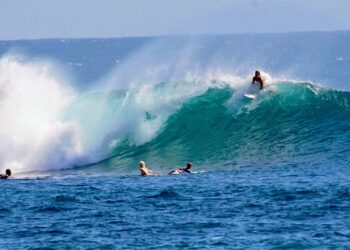100 Peserta dari 9 Negara Ikut Lomba Surfing di Pantai Lakey